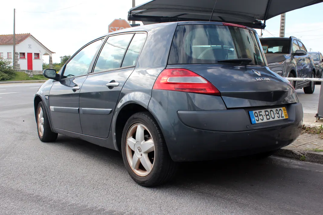Renault Mégane 2006 - 1000 EUR, 324800 km - AUTO.MOTO.pt - 324800km - foto 4 de 16