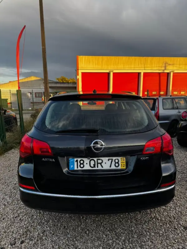Opel Astra Sports Tourer 2015 - 8999 EUR, 276000 km - AUTO.MOTO.pt - 276000km - foto 4 de 8