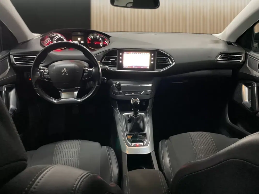 Peugeot 308 SW 2019 - 12450 EUR, 65800 km - AUTO.MOTO.pt - 65800km - foto 8 de 19