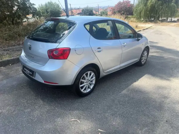 SEAT Ibiza 2011 - 6450 EUR, 199000 km - AUTO.MOTO.pt - 199000km - foto 4 de 25