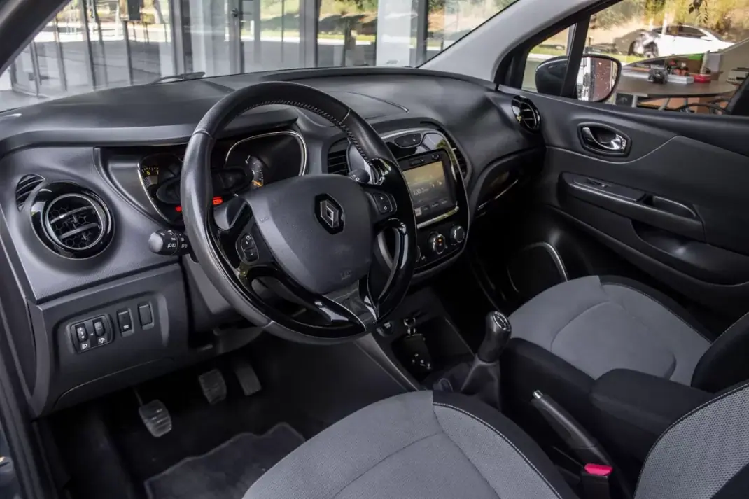 Renault Captur 2014 - 11890 EUR, 81739 km - AUTO.MOTO.pt - 81739km - foto 20 de 35