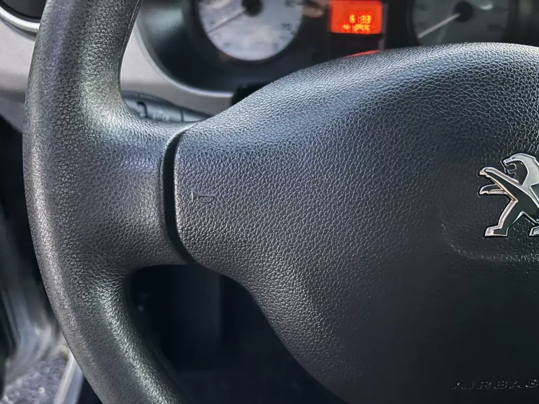 Peugeot Partner 2018 - 14900 EUR, 140000 km - AUTO.MOTO.pt - 140000km - foto 19 de 37