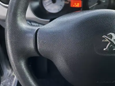 Peugeot Partner 2018 - 14900 EUR, 140000 km - AUTO.MOTO.pt - 140000km - foto 19 de 37