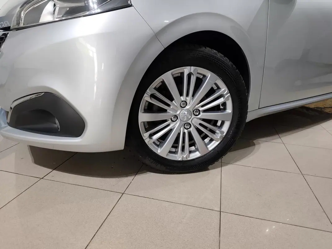 Peugeot 208 2018 - 9750 EUR, 81000 km - AUTO.MOTO.pt - 81000km - foto 3 de 26