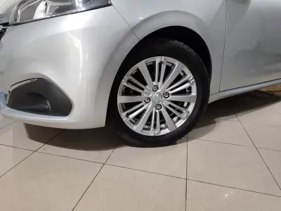 Peugeot 208 2018 - 9750 EUR, 81000 km - AUTO.MOTO.pt - 81000km - foto 3 de 26