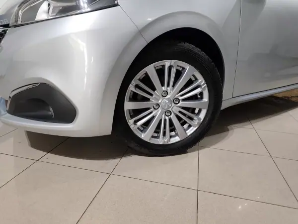 Peugeot 208 2018 - 9750 EUR, 81000 km - AUTO.MOTO.pt - 81000km - foto 3 de 26