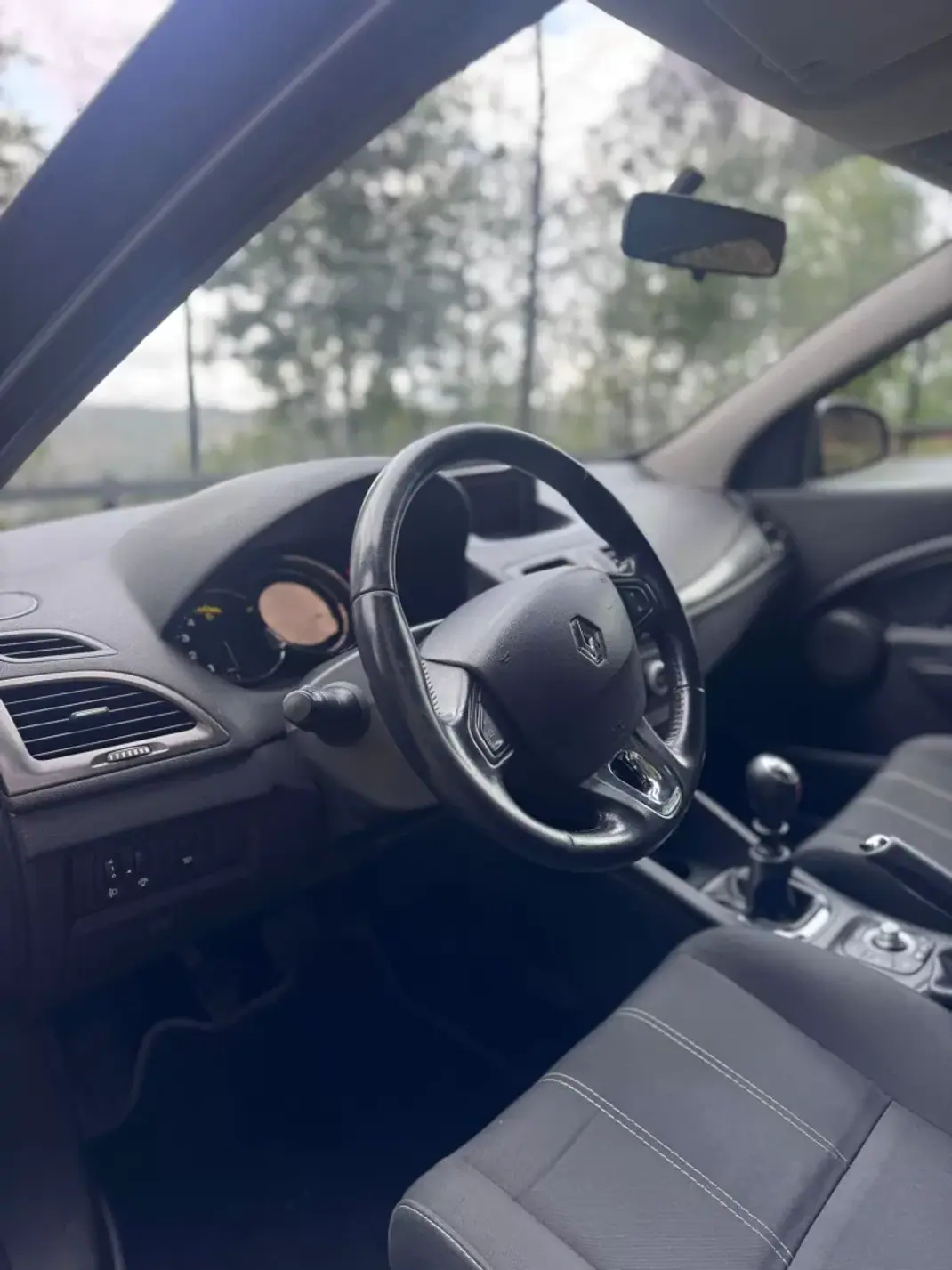 Renault Mégane 2014 - 9500 EUR, 146170 km - AUTO.MOTO.pt - 146170km - foto 6 de 19