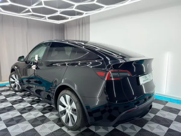 Tesla Model Y 2022 - 32000 EUR, 143000 km - AUTO.MOTO.pt - 143000km - foto 5 de 25