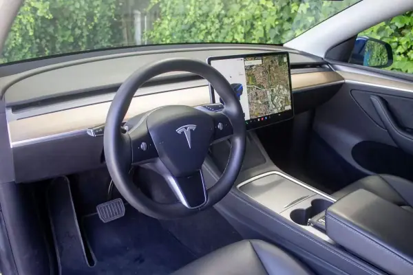 Tesla Model Y 2021 - 32500 EUR, 97400 km - AUTO.MOTO.pt - 97400km - foto 11 de 17
