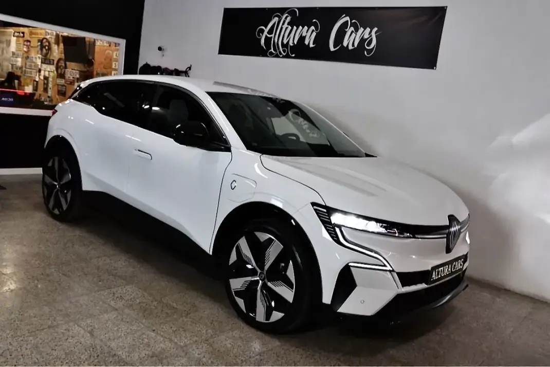 Renault Mégane E-Tech 2022 - 27900 EUR, 51137 km - AUTO.MOTO.pt - 51137km - foto 3 de 39