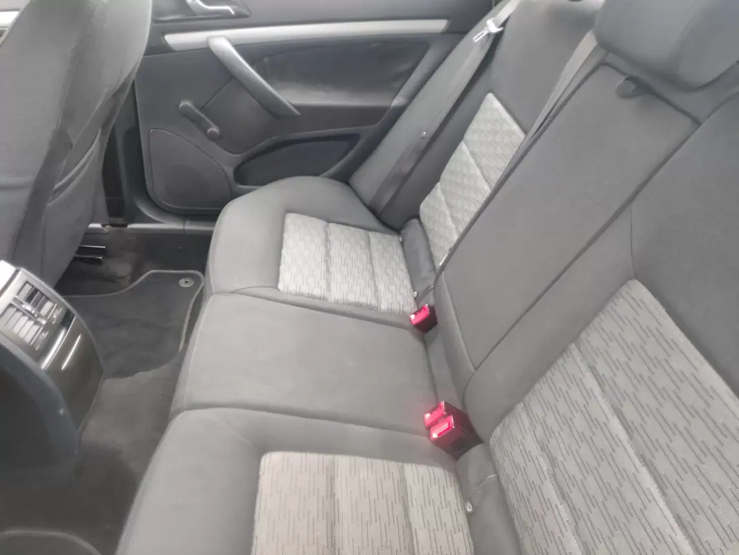 Skoda Octavia Break 2012 - 7400 EUR, 299630 km - AUTO.MOTO.pt - 299630km - foto 7 de 8