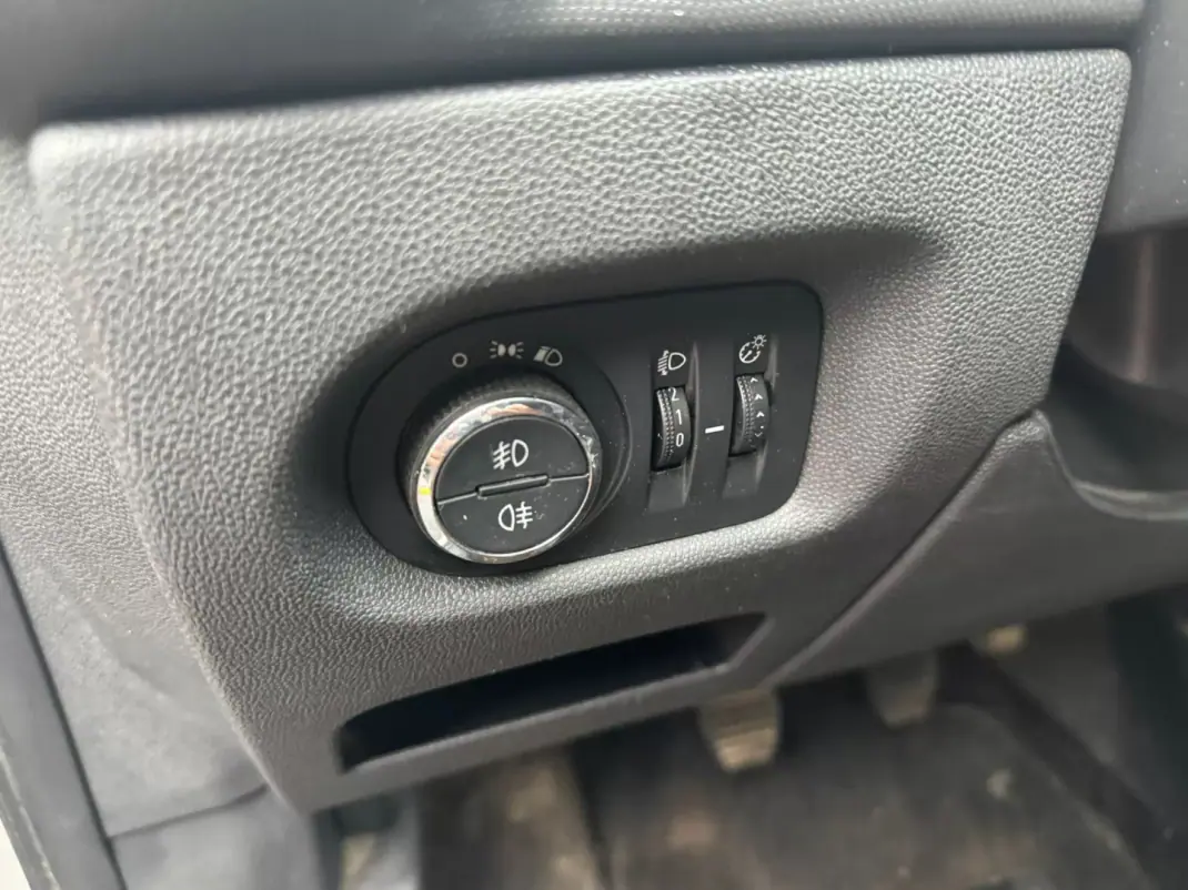 Opel Corsa 2010 - 3900 EUR, 271376 km - AUTO.MOTO.pt - 271376km - foto 4 de 10