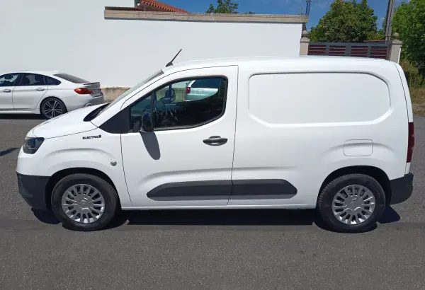 Toyota Proace Verso Electric 2022 - 17990 EUR, 78900 km - AUTO.MOTO.pt - 78900km - foto 8 de 22