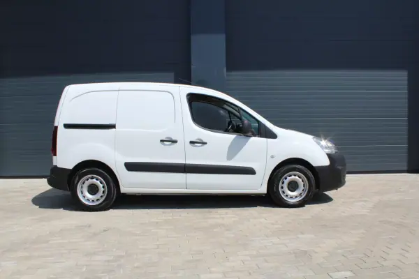 Peugeot Partner 1.6 Blue-HDi Confort L1 2018 - 10000 EUR, 235830 km - AUTO.MOTO.pt - 235830km - foto 3 de 17