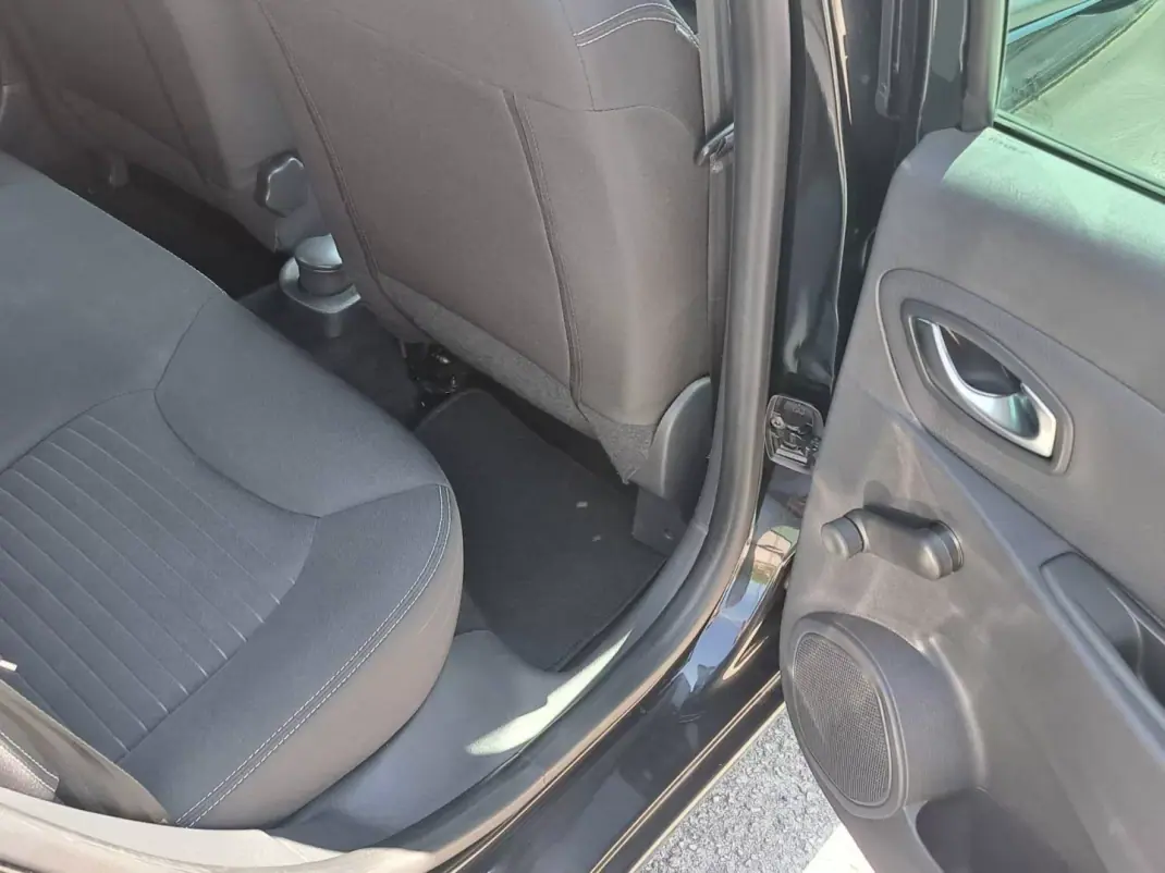 Renault Clio 2017 - 10950 EUR, 112648 km - 112648km - foto 23 de 45