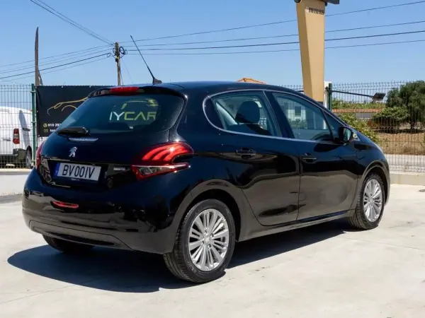 Peugeot 208 2015 - 9990 EUR, 152900 km - AUTO.MOTO.pt - 152900km - foto 16 de 24