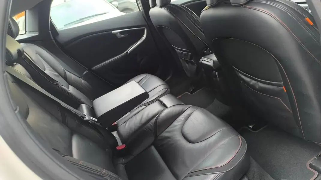 Volvo V40 2014 - 11900 EUR, 205000 km - AUTO.MOTO.pt - 205000km - foto 12 de 20