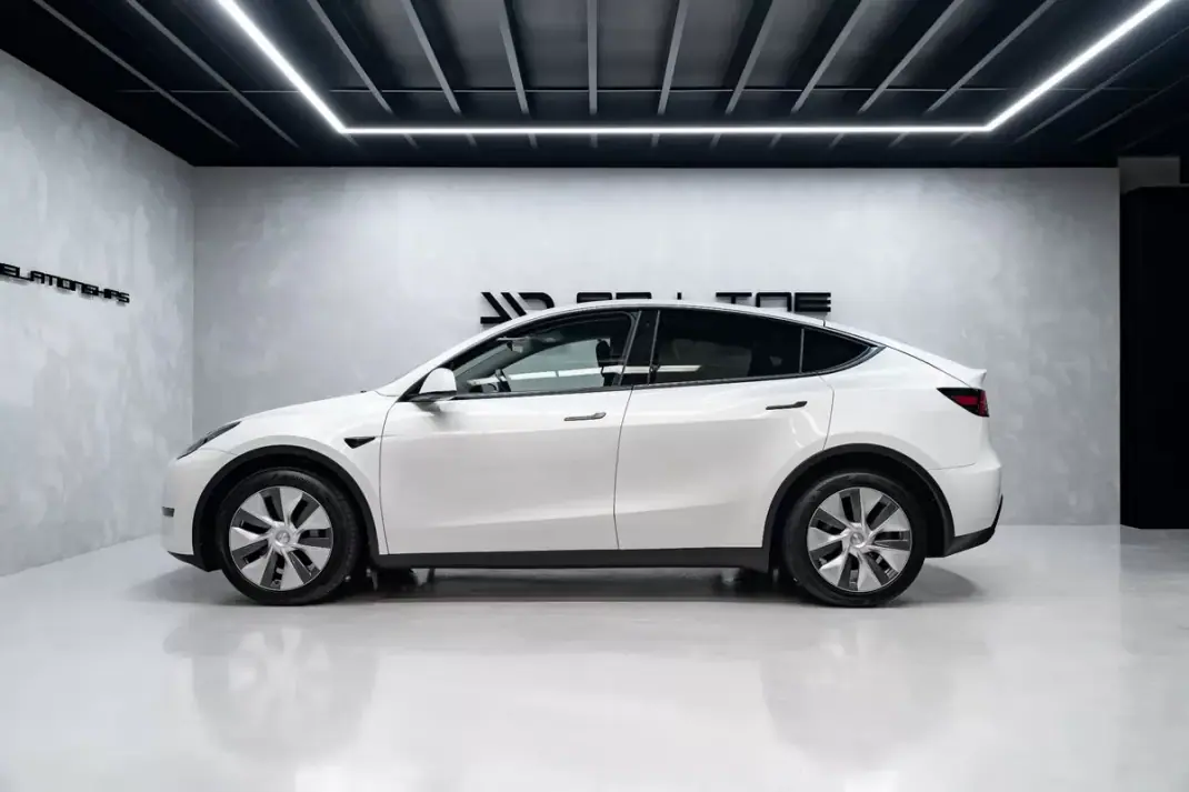 Tesla Model Y 2023 - 35950 EUR, 57000 km - 57000km - foto 16 de 49