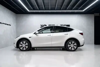 Tesla Model Y 2023 - 35950 EUR, 57000 km - 57000km - foto 16 de 49