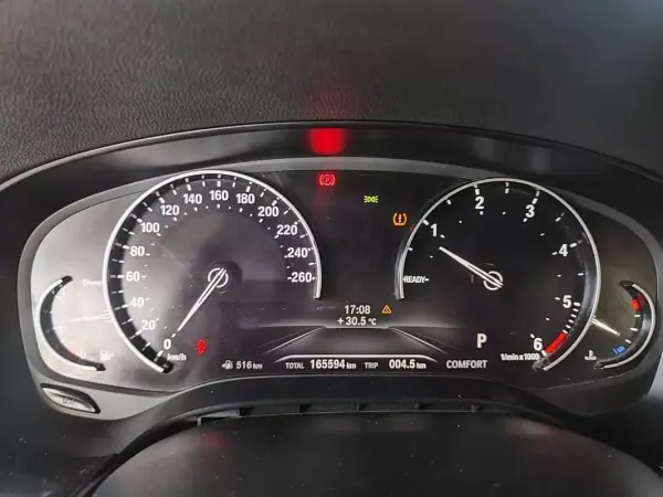 BMW 520 2017 - 23500 EUR, 165600 km - AUTO.MOTO.pt - 165600km - foto 28 de 38