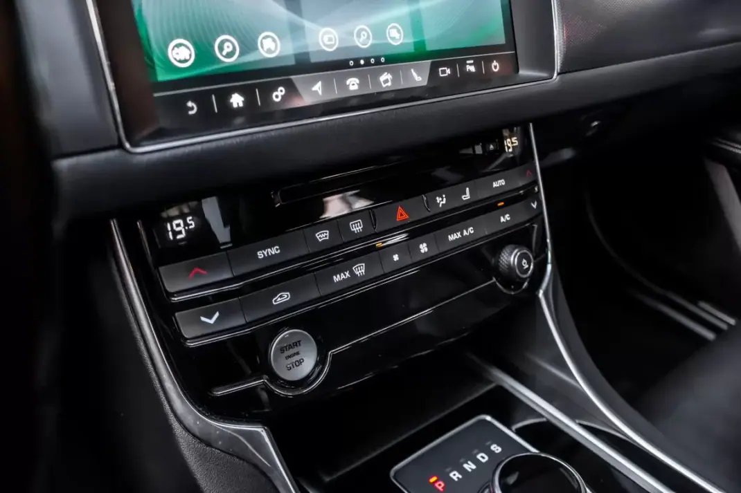 Jaguar XF Sportbrake 2019 - 23990 EUR, 147458 km - AUTO.MOTO.pt - 147458km - foto 24 de 45