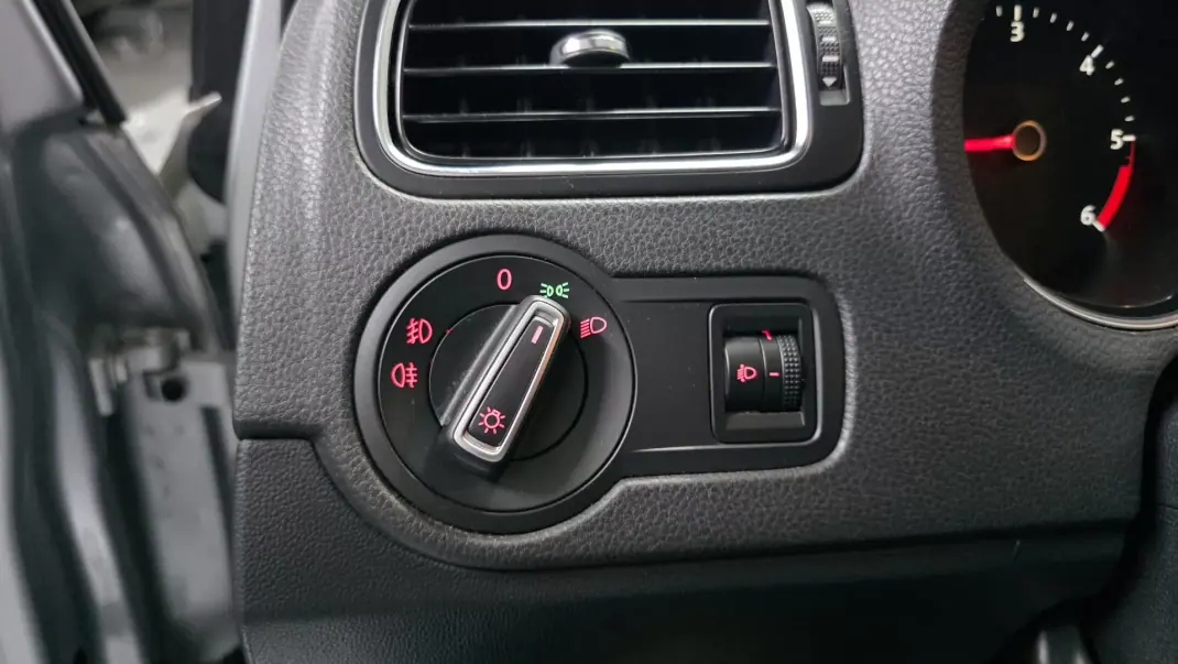 Volkswagen Polo 2014 - 10990 EUR, 136000 km - AUTO.MOTO.pt - 136000km - foto 11 de 31