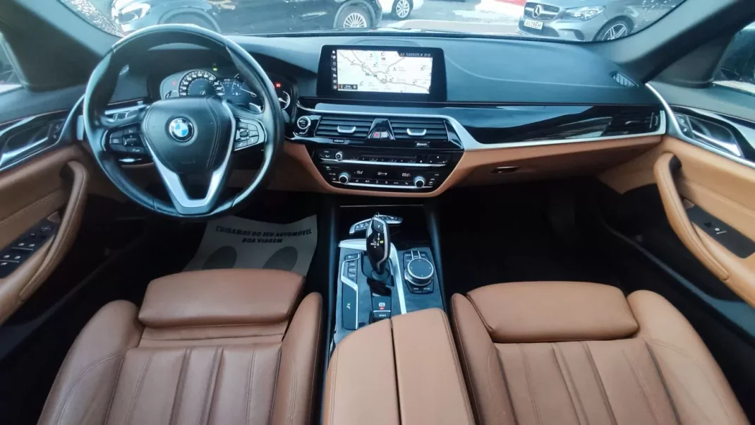 BMW 520 2018 - 29990 EUR, 130000 km - AUTO.MOTO.pt - 130000km - foto 28 de 43