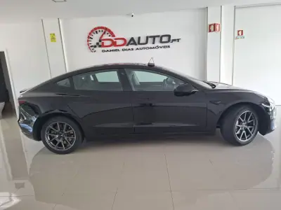 Tesla Model 3 2023 - 31900 EUR, 69700 km - AUTO.MOTO.pt - 69700km - foto 3 de 13