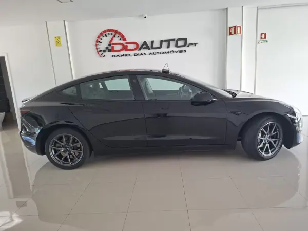 Tesla Model 3 2023 - 31900 EUR, 69700 km - AUTO.MOTO.pt - 69700km - foto 3 de 13