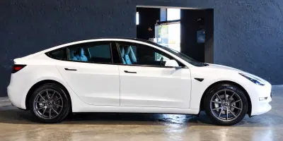Tesla Model 3 2023 - 35490 EUR, 85014 km - 85014km - foto 9 de 24