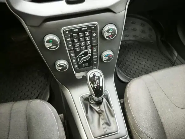 Volvo V40 Cross Country 2017 - 18500 EUR, 100000 km - AUTO.MOTO.pt - 100000km - foto 29 de 34