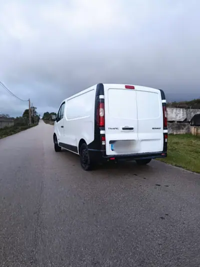 Renault Trafic 2015 - 9450 EUR, 236000 km - AUTO.MOTO.pt - 236000km - foto 3 de 4