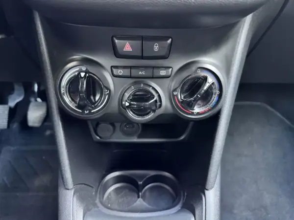 Peugeot 208 2018 - 11750 EUR, 123326 km - AUTO.MOTO.pt - 123326km - foto 18 de 25
