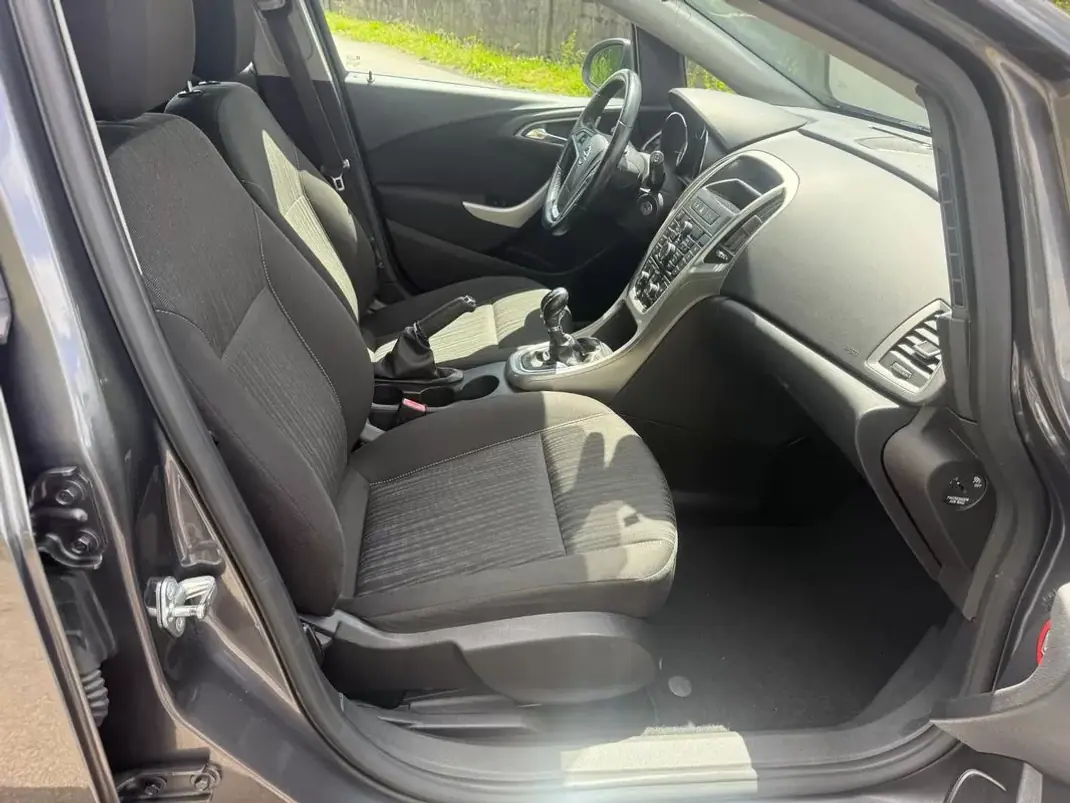 Opel Astra 2010 - 5990 EUR, 175000 km - AUTO.MOTO.pt - 175000km - foto 12 de 22