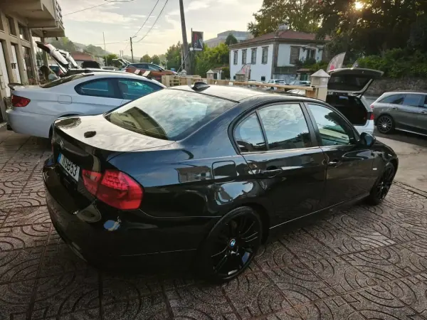 BMW 318 2010 - 8900 EUR, 360000 km - AUTO.MOTO.pt - 360000km - foto 4 de 27