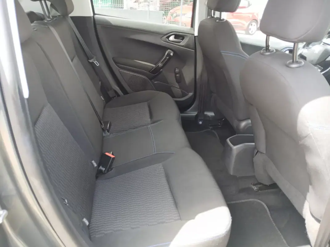 Peugeot 208 2017 - 7950 EUR, 104781 km - AUTO.MOTO.pt - 104781km - foto 19 de 26