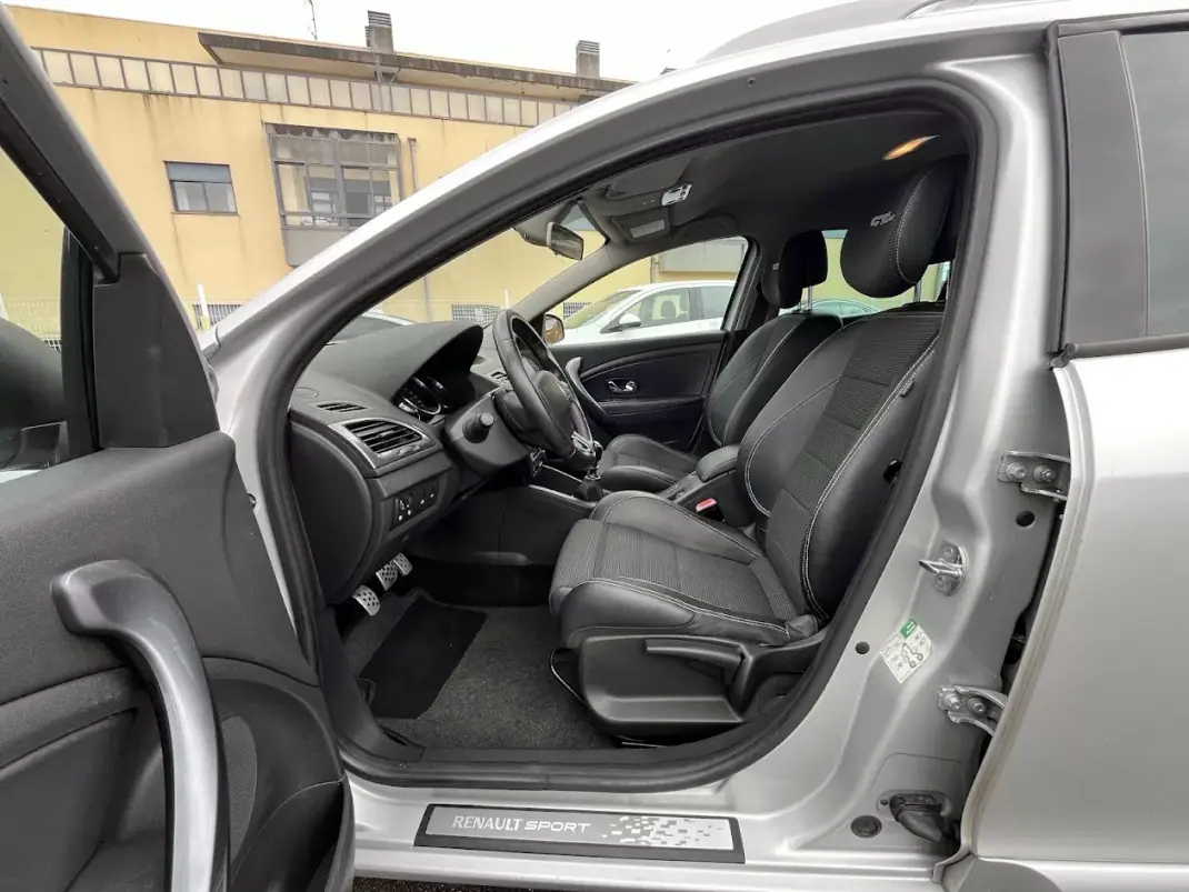 Renault Mégane Sport Tourer 2014 - 7750 EUR, 250000 km - AUTO.MOTO.pt - 250000km - foto 23 de 47