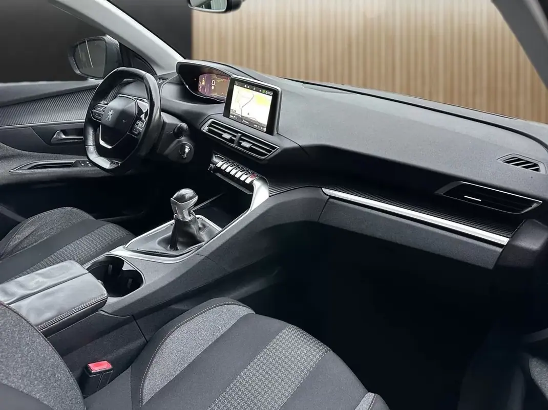 Peugeot 3008 2016 - 13800 EUR, 207000 km - AUTO.MOTO.pt - 207000km - foto 9 de 16