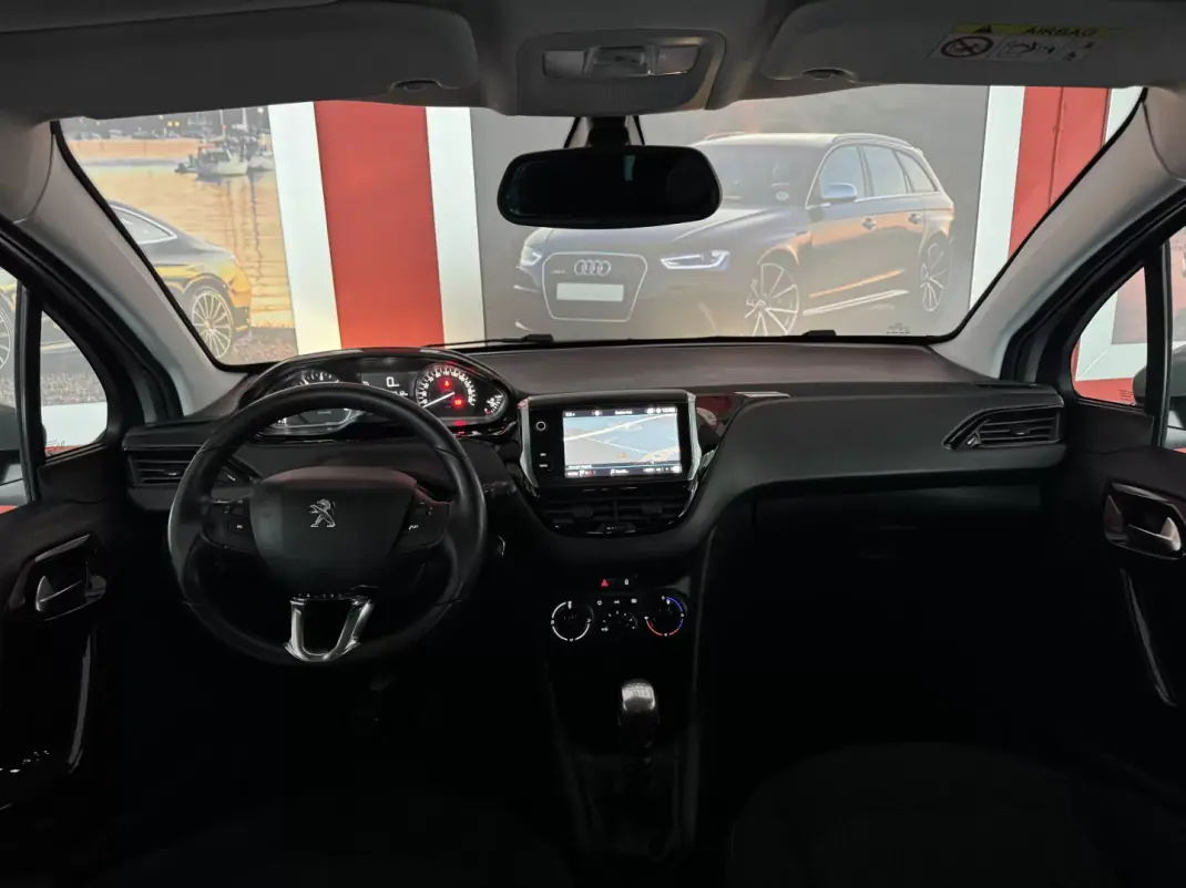 Peugeot 208 2018 - 13500 EUR, 100609 km - AUTO.MOTO.pt - 100609km - foto 21 de 21