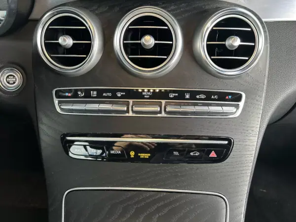 Mercedes-Benz C 300 2020 - 28499 EUR, 118000 km - AUTO.MOTO.pt - 118000km - foto 17 de 26