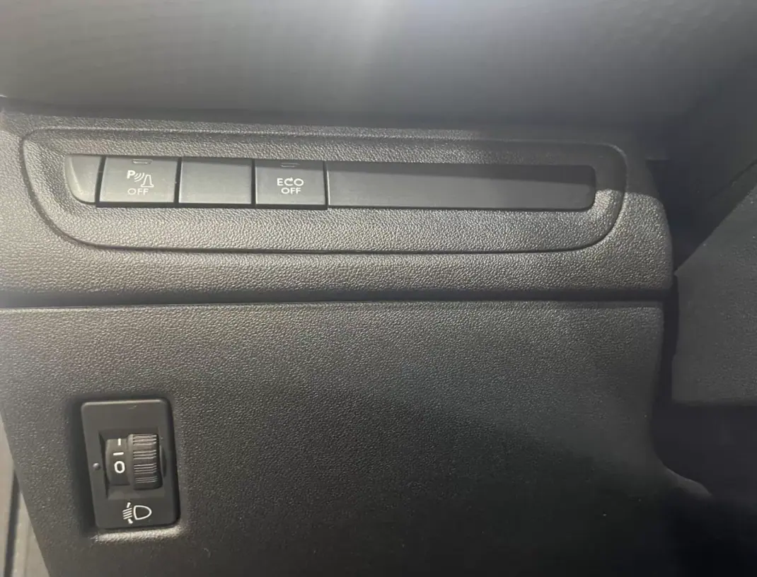 Peugeot 2008 2015 - 8500 EUR, 166000 km - AUTO.MOTO.pt - 166000km - foto 43 de 44