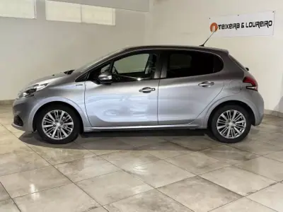 Peugeot 208 2018 - 11900 EUR, 123326 km - AUTO.MOTO.pt - 123326km - foto 4 de 25