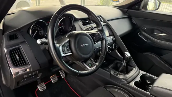 Jaguar E-Pace 2019 - 24500 EUR, 164000 km - AUTO.MOTO.pt - 164000km - foto 19 de 64