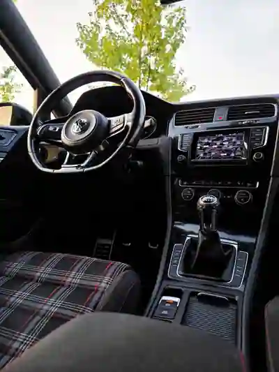 Volkswagen Golf 2013 - 16390 EUR, 196000 km - AUTO.MOTO.pt - 196000km - foto 9 de 12