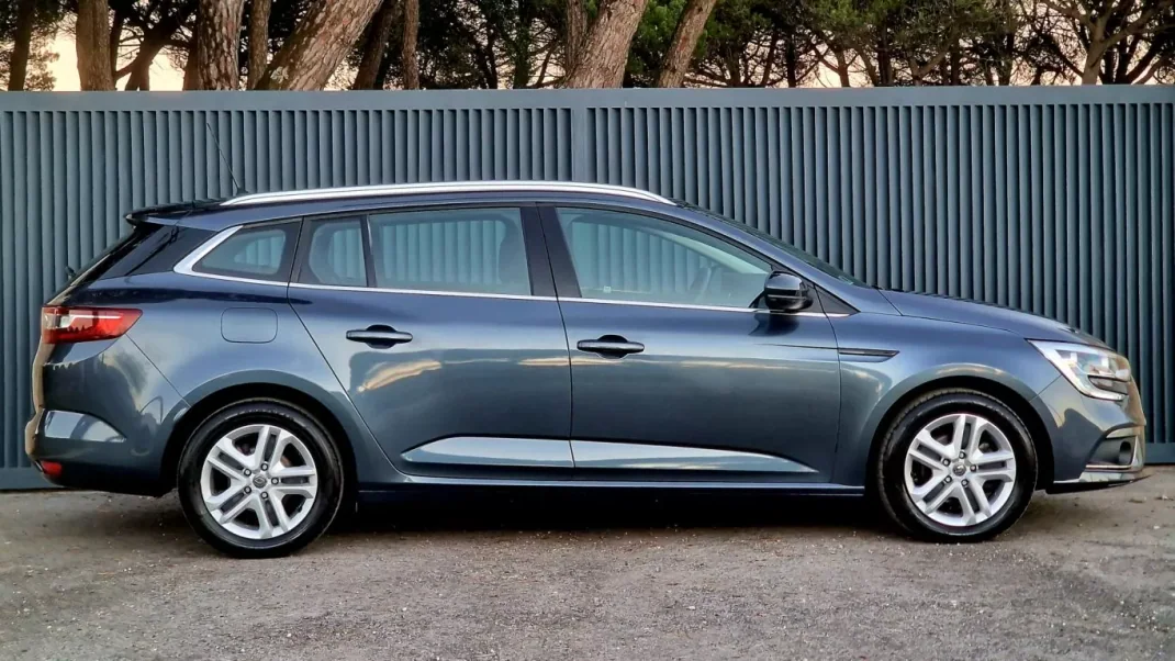Renault Mégane Sport Tourer 2019 - 15990 EUR, 80068 km - AUTO.MOTO.pt - 80068km - foto 5 de 24