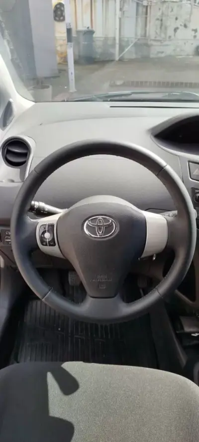 Toyota Yaris 2017 - 6950 EUR, 221000 km - AUTO.MOTO.pt - 221000km - foto 10 de 13