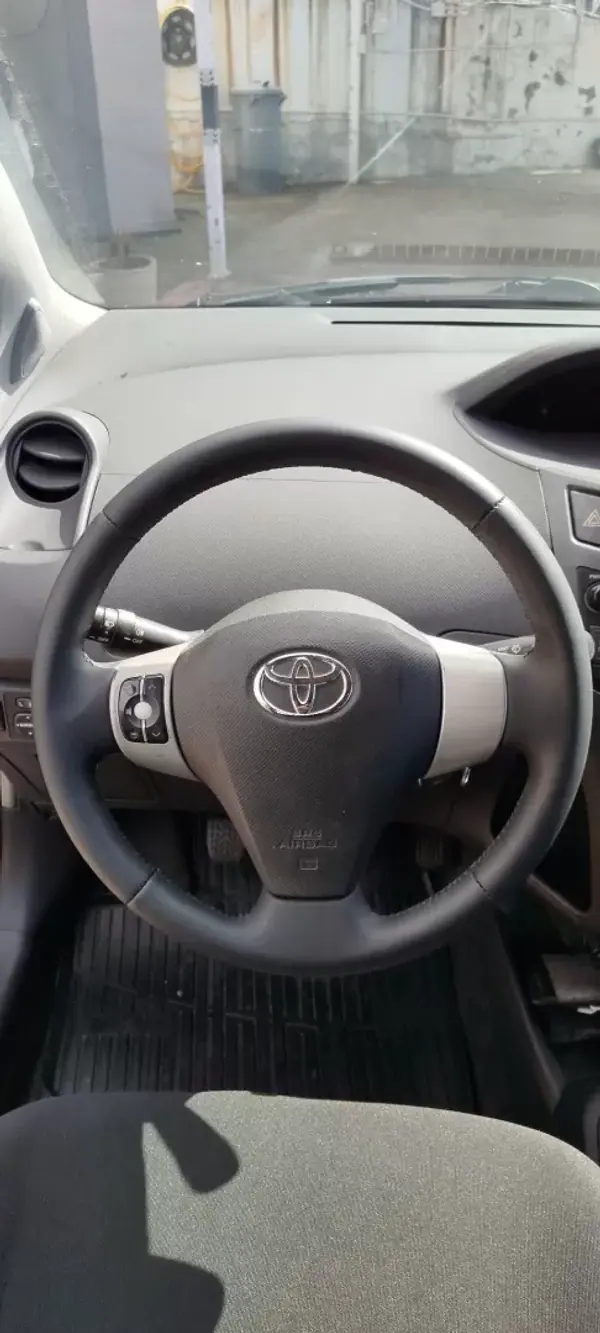 Toyota Yaris 2017 - 6950 EUR, 221000 km - AUTO.MOTO.pt - 221000km - foto 10 de 13