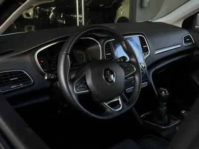 Renault Mégane Sport Tourer 2022 - 16990 EUR, 132900 km - AUTO.MOTO.pt - 132900km - foto 16 de 31