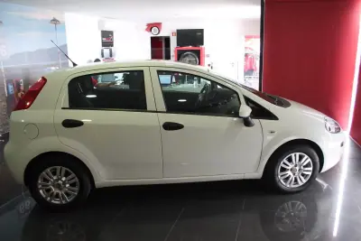 Fiat Punto 2018 - 8990 EUR, 149000 km - AUTO.MOTO.pt - 149000km - foto 5 de 11