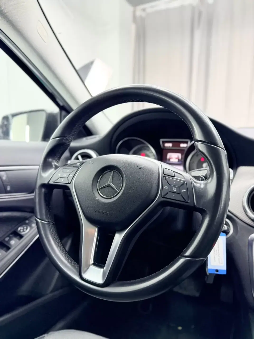 Mercedes-Benz GLA 200 2015 - 17000 EUR, 194000 km - AUTO.MOTO.pt - 194000km - foto 15 de 21